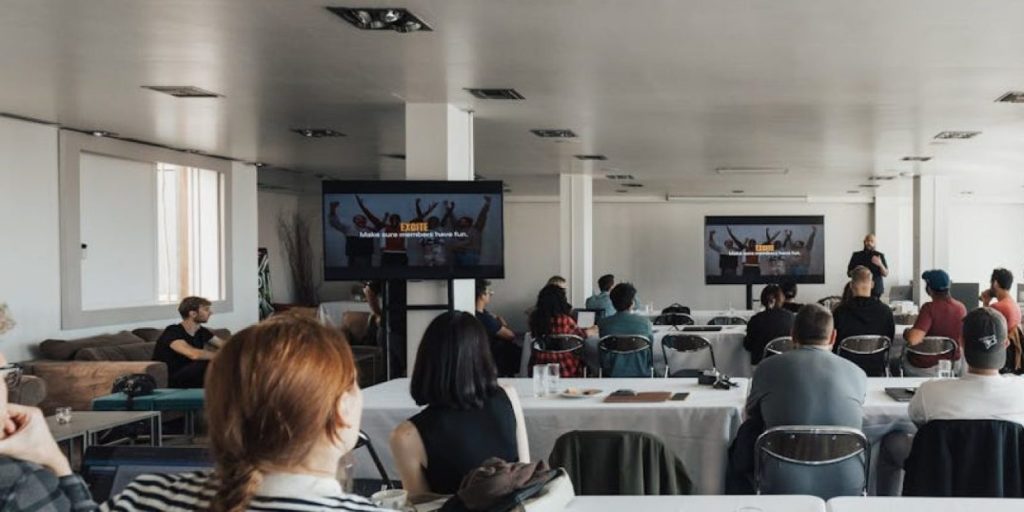 cropped-cropped-salle-de-reunion-en-conference.jpg